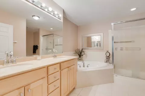 Bath - 2700 Summit Dr #309, Glenview, IL 60025 photo 1 of 2