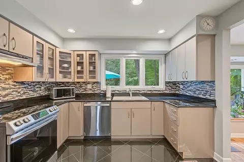 Kitchen - 6 Dogwood Rd, Rolling Meadows, IL 60008 photo 3 of 3