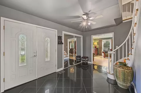 Entry Way - 6 Dogwood Rd, Rolling Meadows, IL 60008 photo 1 of 4