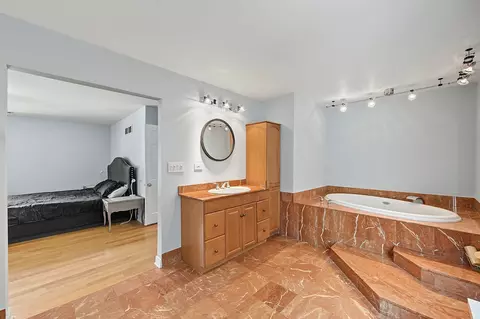Bath - 6 Dogwood Rd, Rolling Meadows, IL 60008 photo 4 of 5