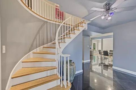 Entry Way - 6 Dogwood Rd, Rolling Meadows, IL 60008 photo 2 of 4