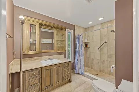 Bath - 6 Dogwood Rd, Rolling Meadows, IL 60008 photo 5 of 5