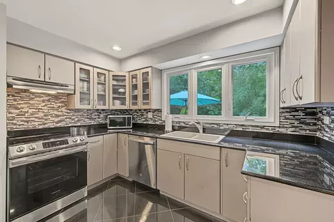 Kitchen - 6 Dogwood Rd, Rolling Meadows, IL 60008 photo 2 of 3
