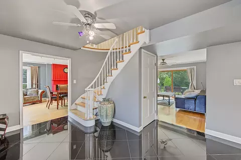 Entry Way - 6 Dogwood Rd, Rolling Meadows, IL 60008 photo 3 of 4