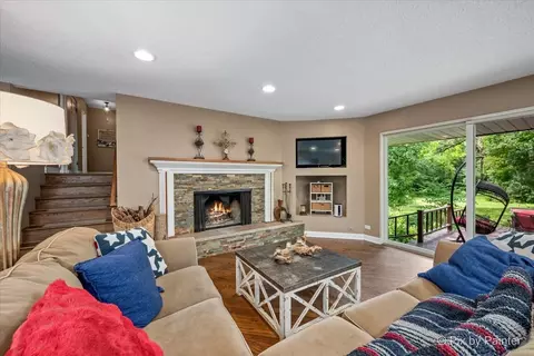 Living - 1 S660 Winfield Rd, Wheaton, IL 60189 photo 2 of 3