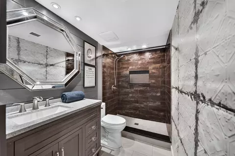 Bath - 1714 Sessions Walk, Hoffman Estates, IL 60169 photo 3 of 4