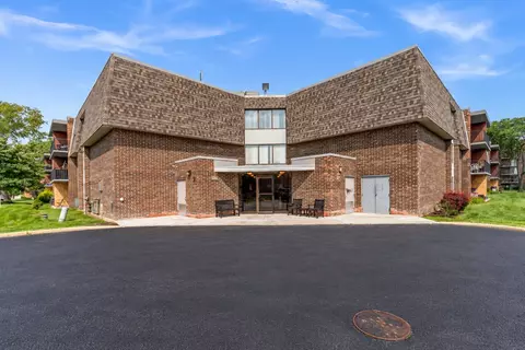 924 S Lake Ct #105, Westmont, IL 60559