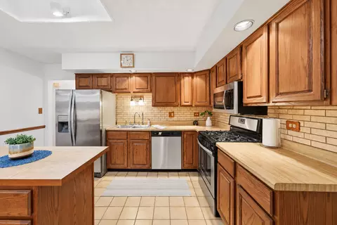 Kitchen - 1723 E Maya Ln, Mount Prospect, IL 60056 photo 5 of 8