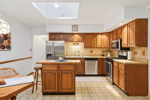 Kitchen - 1723 E Maya Ln, Mount Prospect, IL 60056 photo 4 of 8
