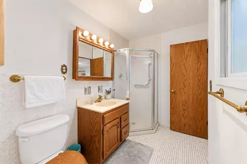 Bath - 1723 E Maya Ln, Mount Prospect, IL 60056 photo 2 of 3