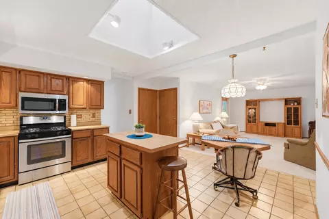 Kitchen - 1723 E Maya Ln, Mount Prospect, IL 60056 photo 8 of 8