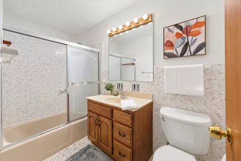 Bath - 1723 E Maya Ln, Mount Prospect, IL 60056 photo 3 of 3