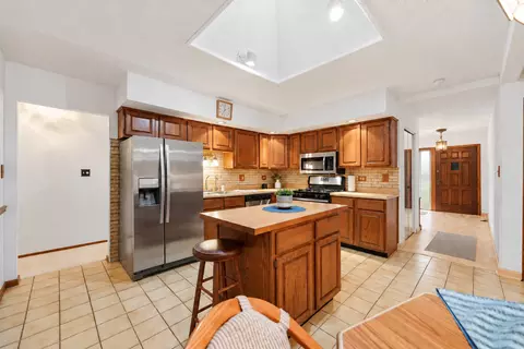 Kitchen - 1723 E Maya Ln, Mount Prospect, IL 60056 photo 3 of 8
