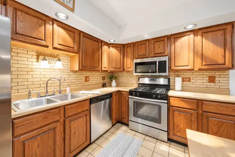 Kitchen - 1723 E Maya Ln, Mount Prospect, IL 60056 photo 6 of 8