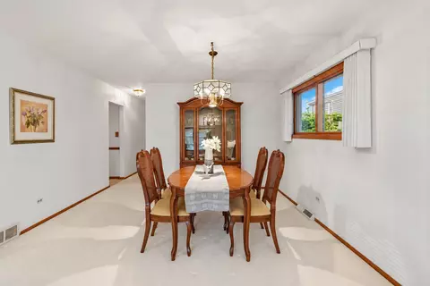 Dining - 1723 E Maya Ln, Mount Prospect, IL 60056 photo 2 of 3