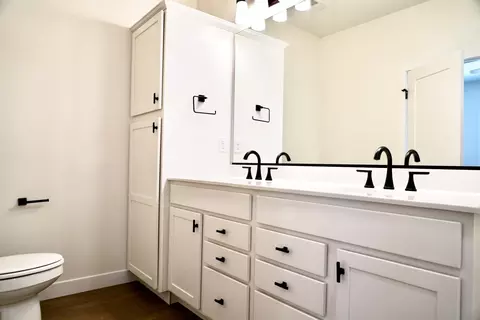 Bath - 304 Elm St, Mclean, IL 61754 photo 3 of 5