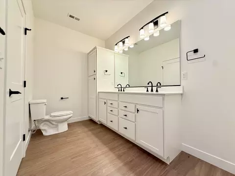 Bath - 304 Elm St, Mclean, IL 61754 photo 1 of 5