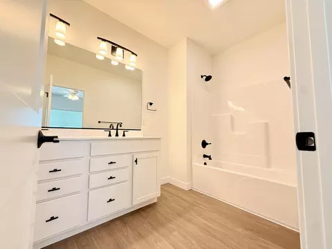 Bath - 304 Elm St, Mclean, IL 61754 photo 2 of 5