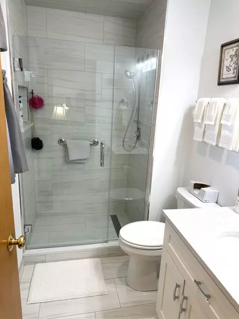 Bath - 7129 Exner Rd, Darien, IL 60561 photo 2 of 5