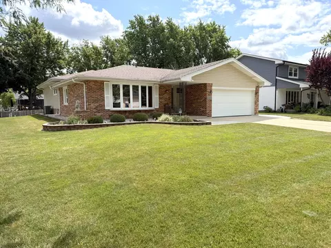 Exterior - 7129 Exner Rd, Darien, IL 60561 photo 2 of 10