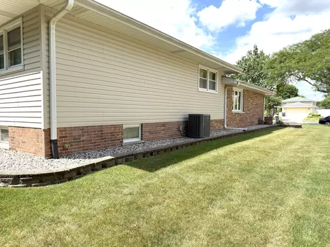 Exterior - 7129 Exner Rd, Darien, IL 60561 photo 9 of 10