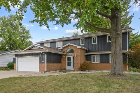 574 Ridge Ave, Elk Grove Village, IL 60007