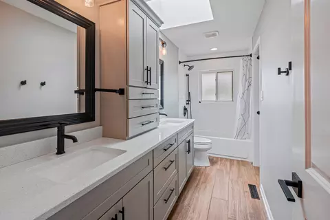 Bath - 17008 Forest Ave, Oak Forest, IL 60452 photo 1 of 2