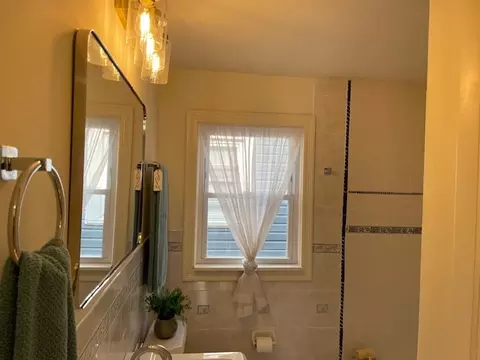 Bath - 3809 W Wabansia Ave, Chicago, IL 60647 photo 3 of 6