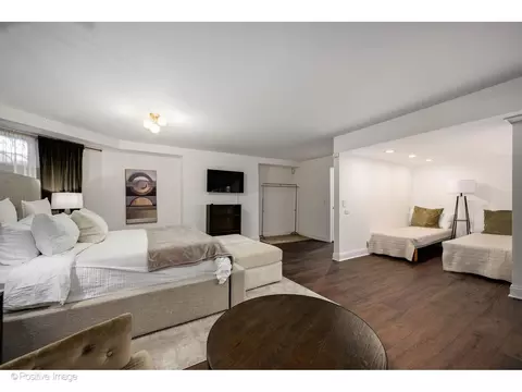 Bedroom - 32 E Bellevue Pl, Chicago, IL 60611 photo 6 of 7