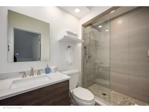 Bath - 32 E Bellevue Pl, Chicago, IL 60611 photo 9 of 10