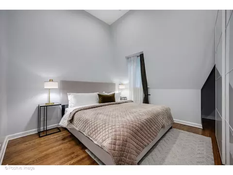 Bedroom - 32 E Bellevue Pl, Chicago, IL 60611 photo 3 of 7