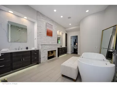 Bath - 32 E Bellevue Pl, Chicago, IL 60611 photo 4 of 10
