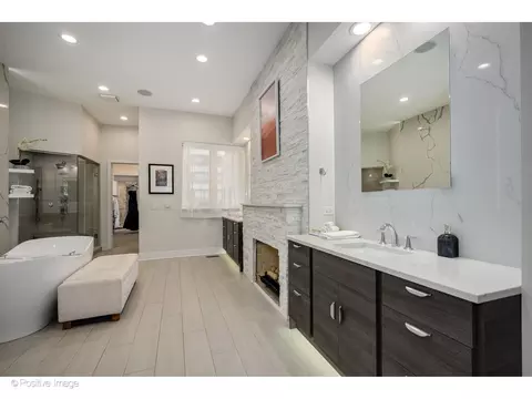Bath - 32 E Bellevue Pl, Chicago, IL 60611 photo 2 of 10