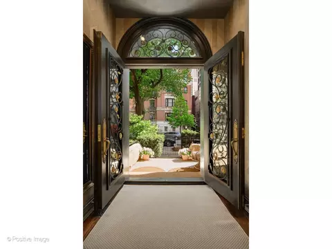 Entry Way - 32 E Bellevue Pl, Chicago, IL 60611 photo 1 of 3