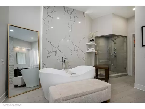 Bath - 32 E Bellevue Pl, Chicago, IL 60611 photo 3 of 10