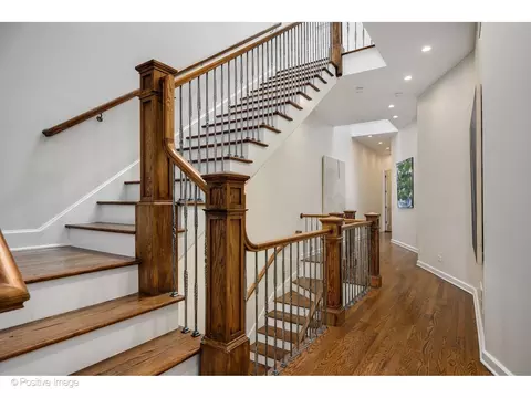 Entry Way - 32 E Bellevue Pl, Chicago, IL 60611 photo 3 of 3