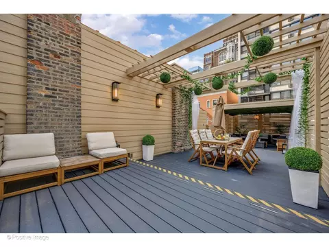 Exterior - 32 E Bellevue Pl, Chicago, IL 60611 photo 2 of 5