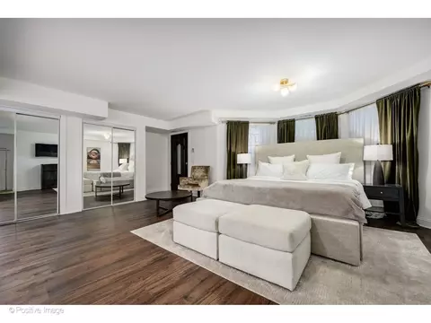 Bedroom - 32 E Bellevue Pl, Chicago, IL 60611 photo 5 of 7