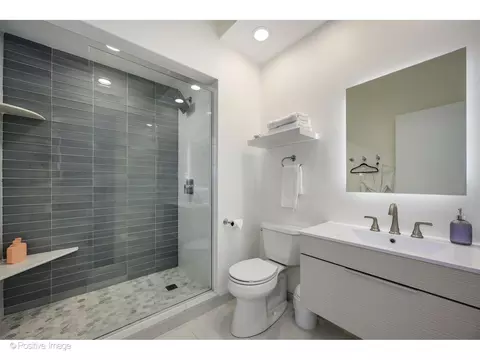 Bath - 32 E Bellevue Pl, Chicago, IL 60611 photo 8 of 10