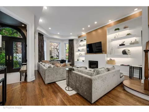 Living - 32 E Bellevue Pl, Chicago, IL 60611 photo 2 of 12