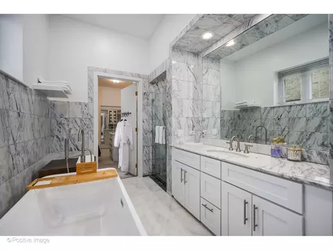 Bath - 32 E Bellevue Pl, Chicago, IL 60611 photo 6 of 10