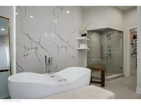 Bath - 32 E Bellevue Pl, Chicago, IL 60611 photo 5 of 10