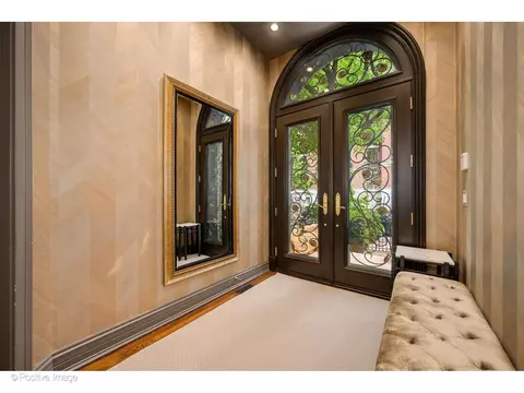 Entry Way - 32 E Bellevue Pl, Chicago, IL 60611 photo 2 of 3