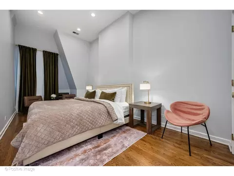 Bedroom - 32 E Bellevue Pl, Chicago, IL 60611 photo 4 of 7