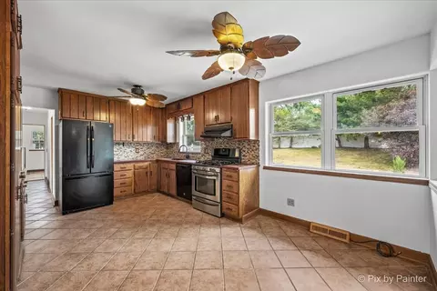 Kitchen - 1218 Oakleaf Ave, Mchenry, IL 60051 photo 5 of 6