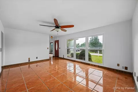 Living - 1218 Oakleaf Ave, Mchenry, IL 60051 photo 2 of 7
