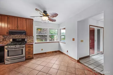 Entry Way - 1218 Oakleaf Ave, Mchenry, IL 60051 photo 2 of 3