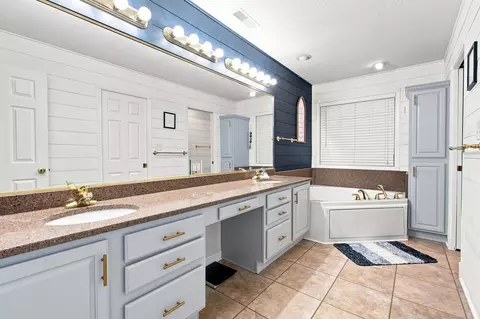 Bath - 1521 Broadmoor, Mattoon, IL 61938 photo 2 of 6