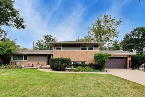 103 S Windsor Dr, Arlington Heights, IL 60004