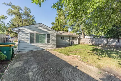 Exterior - 63 W Manchester Dr, Wheeling, IL 60090 photo 3 of 6